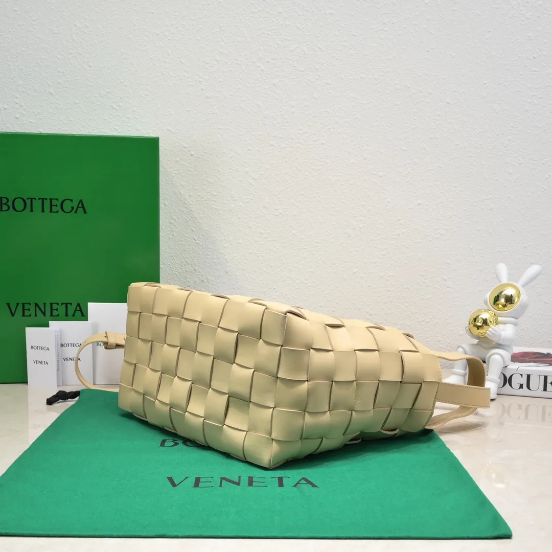 Batch 2600 BottegaVeneta What can be packed in the new bowling bag? Have you got the new bowling bag? Super large capacity ~ The key is low-key, simple and casual style ~ the fashion sense is not reduced at all. It combines BV's classic woven elements and can also be used for computers. The length of the shoulder straps can be adjusted. It is suitable for tall girls to carry. Boys also have a sunny back☀️ Style number: 7466# Size: 28*21*16